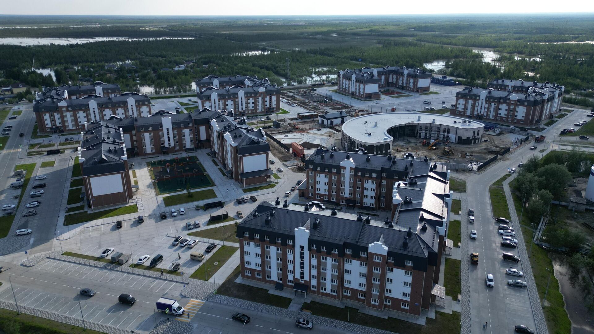 Дома, построенные для переселения из аварийного жилья, в микрорайоне Южный в Тарко-Сале Ямало-Ненецкого автономного округа - РИА Новости, 1920, 08.08.2025