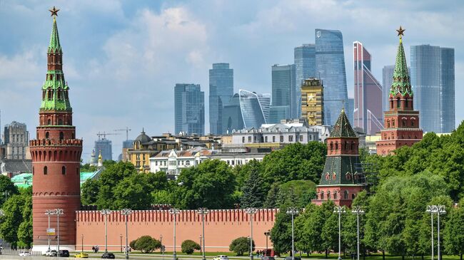 Вид на Кремль, Москва-реку и Международный деловой центр Москва-Сити