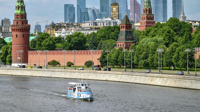Вид на Кремль, Москва-реку и Международный деловой центр Москва-Сити