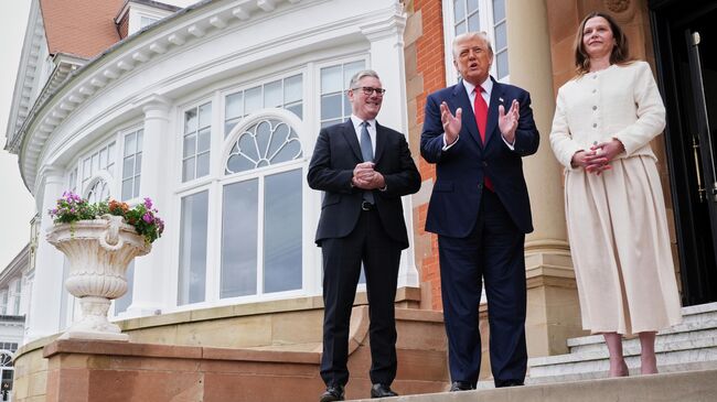 Президент США Дональд Трамп приветствует премьер-министра Великобритании Кира Стармера и его жену Викторию на поле для гольфа Trump Turnberry в Тернберри, Шотландия. 28 июля 2025