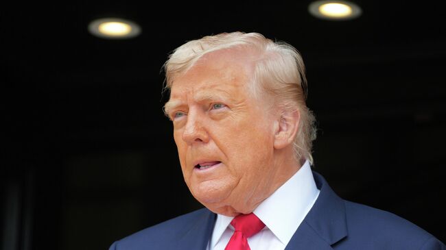 Президент США Дональд Трамп перед встречей с премьер-министром Великобритании Киром Стармером в гольф-клубе Trump Turnberry