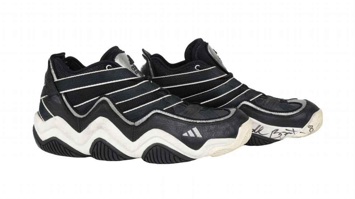 Кроссовки Adidas EQT Top 10, в которых Кобе Брайант впервые вышел на матч в стартовом составе Лос-Анджелес Лейкерс в НБА Кроссовки Adidas EQT Top 10, в которых Кобе Брайант впервые вышел на матч в стартовом составе Лос-Анджелес Лейкерс в НБА - РИА Новости, 1920, 28.07.2025