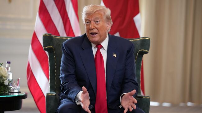 Президент США Дональд Трамп на встрече с премьер-министром Великобритании Киром Стармером в гольф-клубе Trump Turnberry в Шотландии