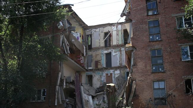 Последствия обрушения части подъезда пятиэтажного дома на улице Ляхова в Астрахани