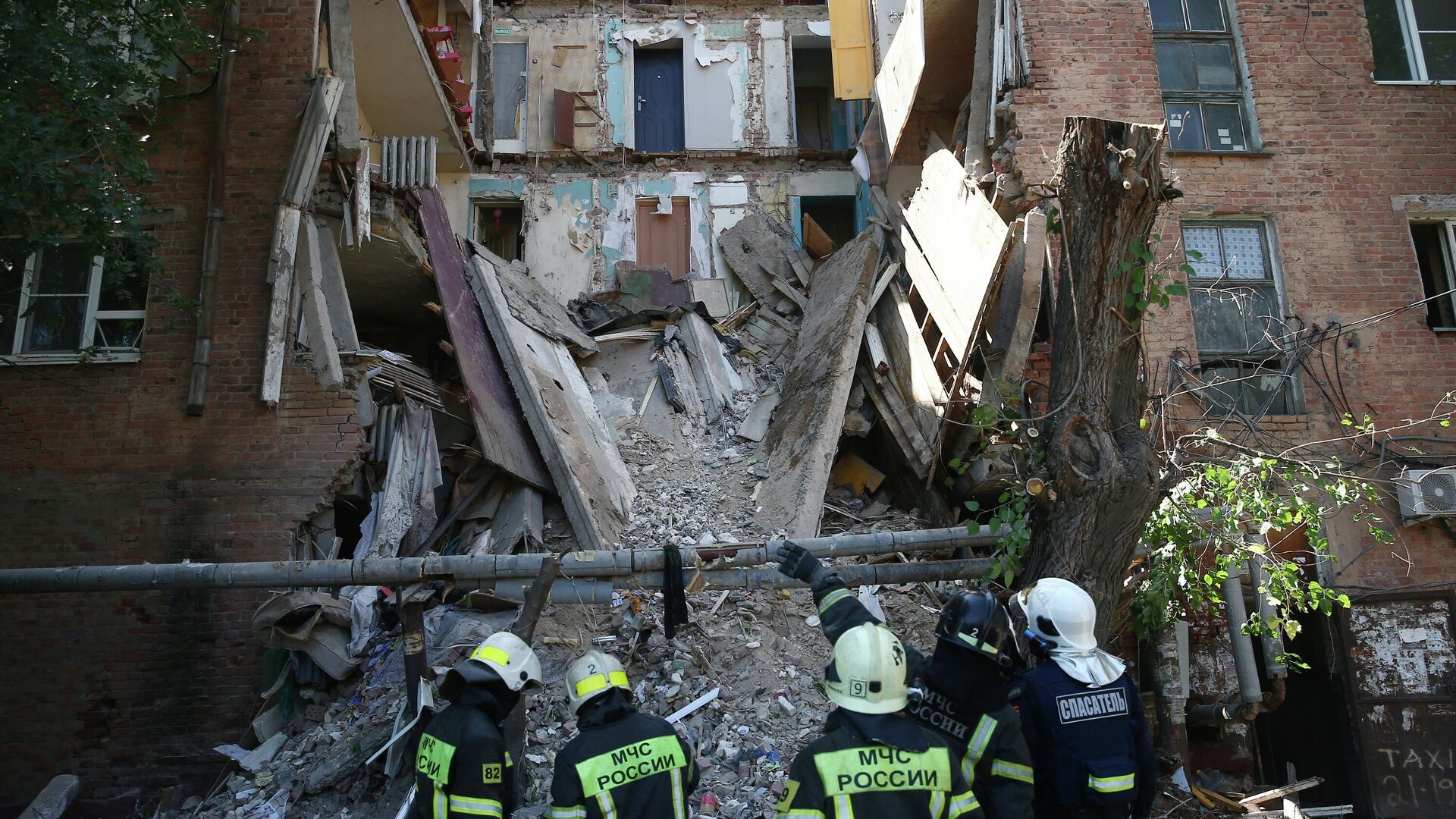 Сотрудники МЧС РФ на месте обрушения части подъезда пятиэтажного дома на улице Ляхова в Астрахани - РИА Новости, 1920, 28.07.2025
