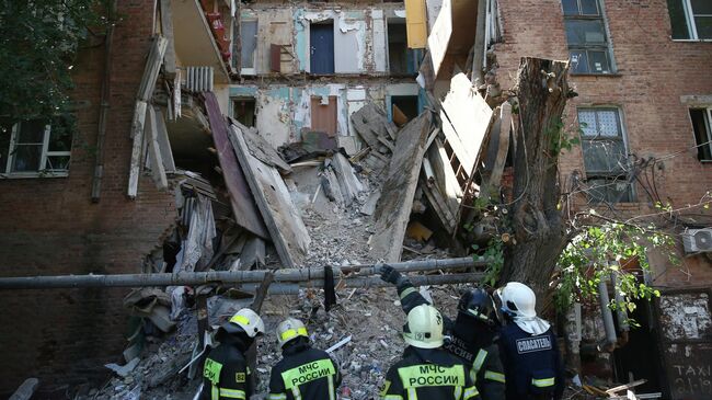 Сотрудники МЧС РФ на месте обрушения части подъезда пятиэтажного дома на улице Ляхова в Астрахани