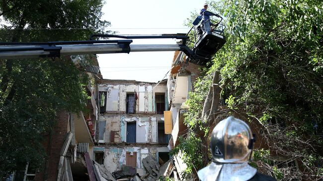 Сотрудники МЧС России и коммунальной службы на месте обрушения части подъезда пятиэтажного дома на улице Ляхова в Астрахани