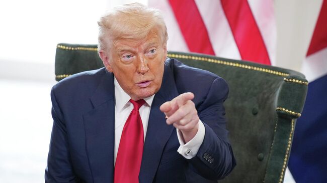 Президент США Дональд Трамп на встрече с премьер-министром Великобритании Киром Стармером в гольф-клубе Trump Turnberry в Шотландии