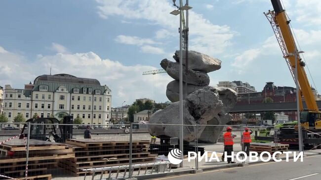 Демонтаж скульптуры Большая глина №4 в Москве