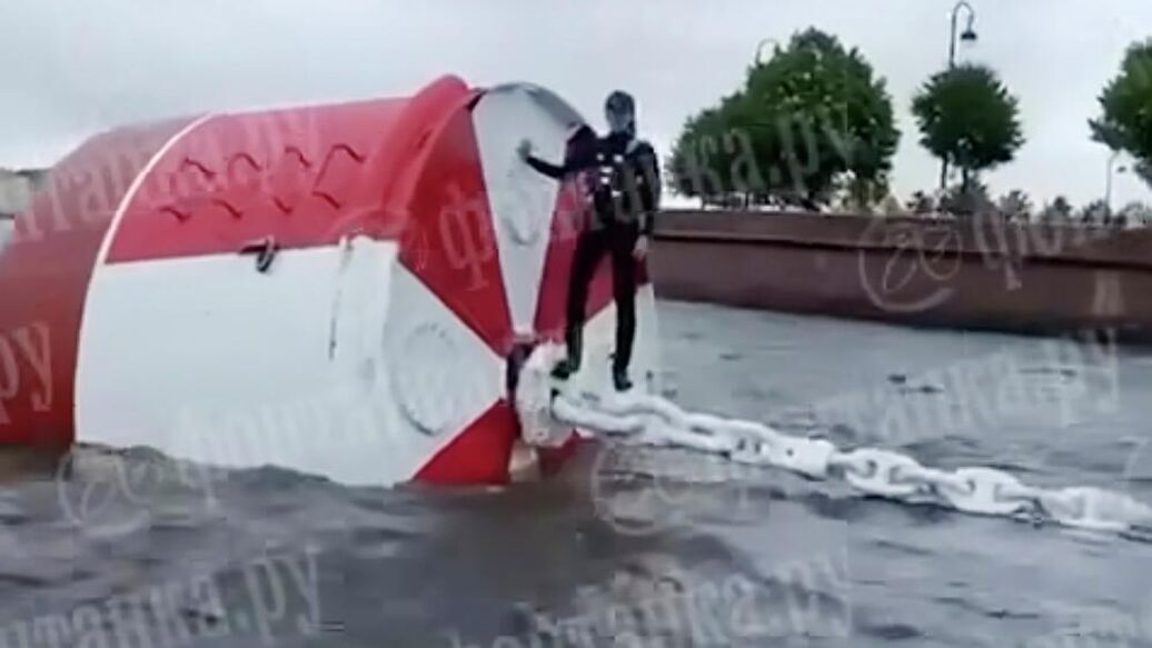 В Петербурге женщина залезла на стояночный буй крейсера "Аврора"