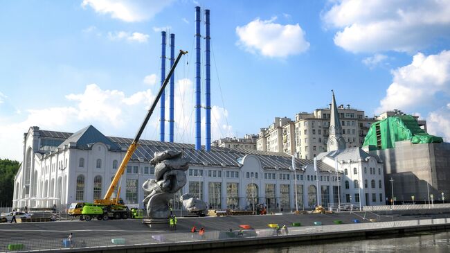 Демонтаж скульптуры Урса Фишера Большая глина №4 на Болотной набережной в Москве Демонтаж скульптуры Урса Фишера Большая глина №4 на Болотной набережной в Москве