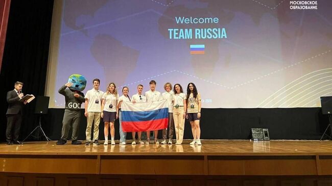 Команде сборной России на Международной олимпиаде по экономике в Баку, Азербайджан
