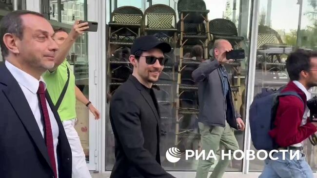 Павел Дуров покидает здание суда в Париже Павел Дуров покидает здание суда в Париже