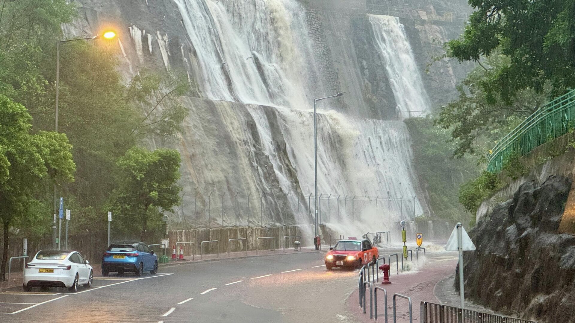 Ливень в Гонконге. 29 июля 2025 года - РИА Новости, 1920, 29.07.2025