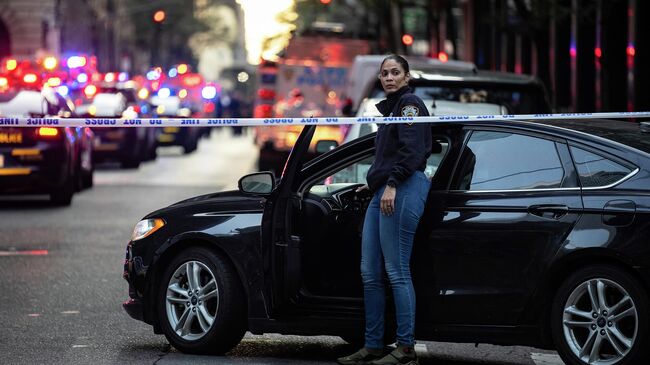 Следователь полиции Нью-Йорка на месте преступления возле офисного здания на Манхэттене