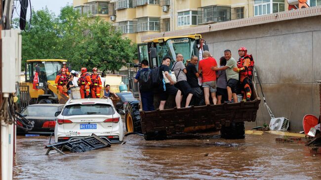 Эвакуация людей во время наводнения в Пекине. 28 июля 2025