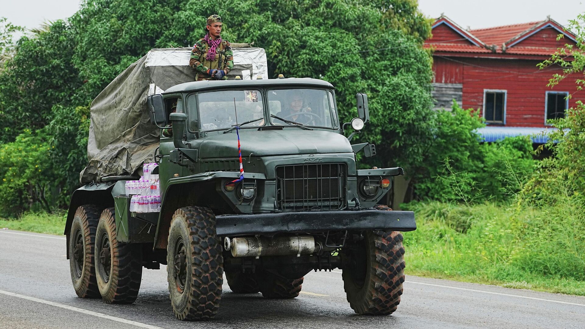 Военная техника армии Камбоджи в районе границы с Таиландом Военная техника армии Камбоджи в районе границы с Таиландом - РИА Новости, 1920, 08.12.2025