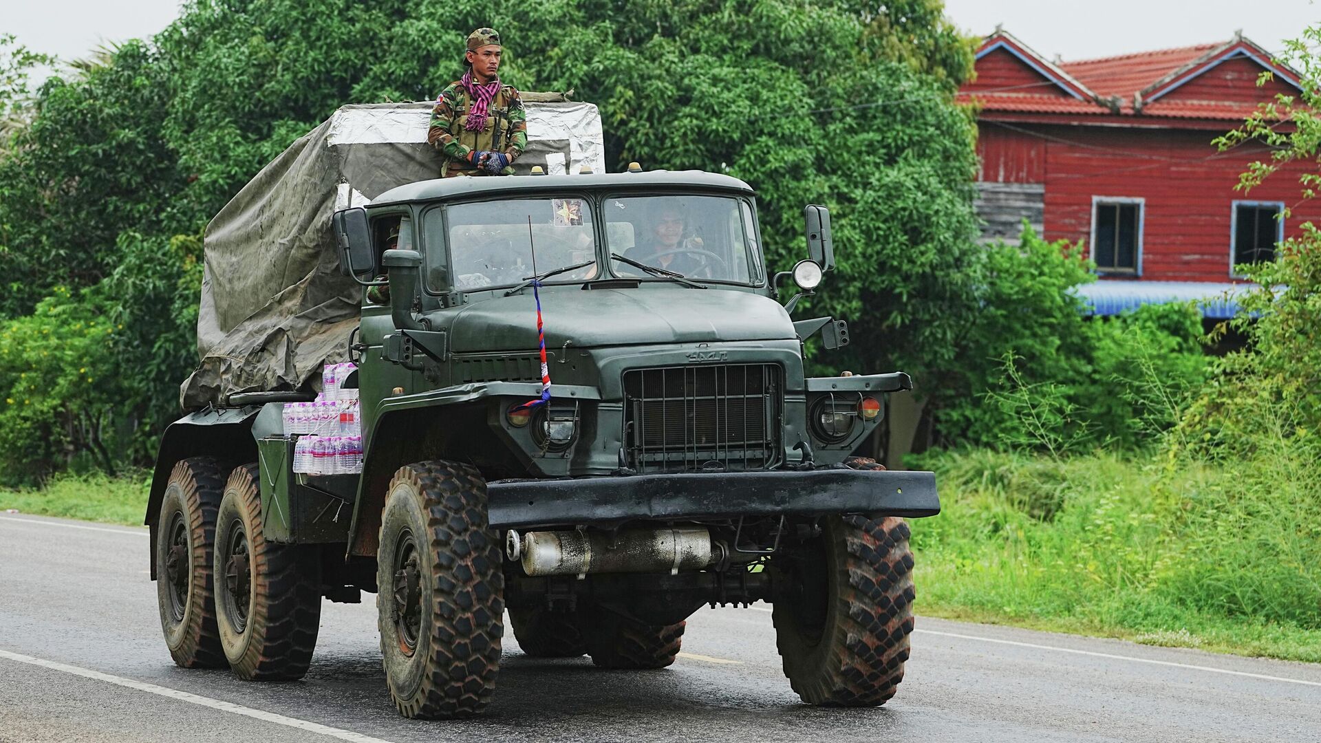 Военная техника армии Камбоджи в районе границы с Таиландом Военная техника армии Камбоджи в районе границы с Таиландом - РИА Новости, 1920, 28.08.2025