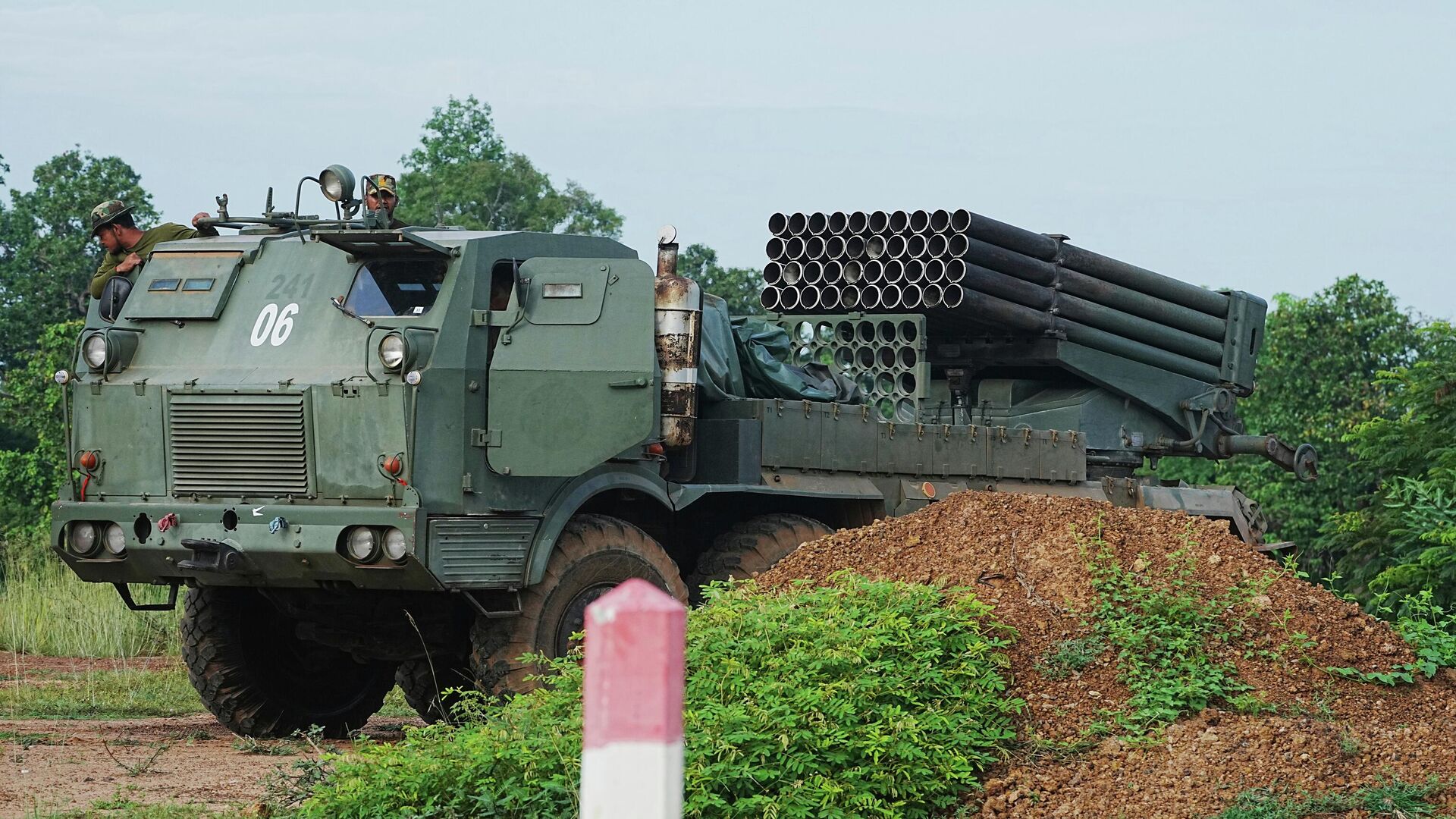 Камбоджийские военные на границе с Таиландом Камбоджийские военные на границе с Таиландом - РИА Новости, 1920, 07.12.2025