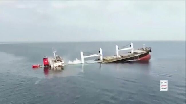 Атакованное йеменскими хуситами судно в Красном море