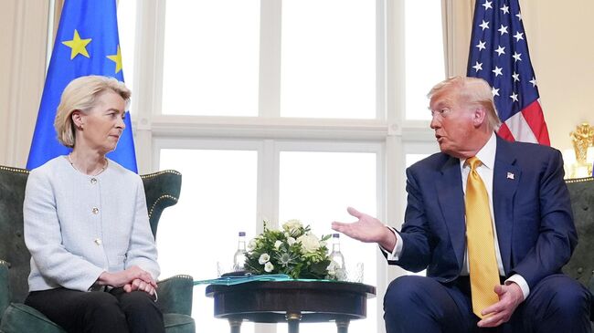 Президент США Дональд Трамп и председатель Европейской комиссии Урсула фон дер Ляйен во время встречи в Шотландии