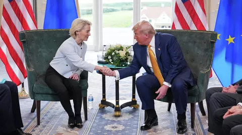 Президент Дональд Трамп США и председатель Европейской комиссии Урсула фон дер Ляйен во время встречи в Шотландии