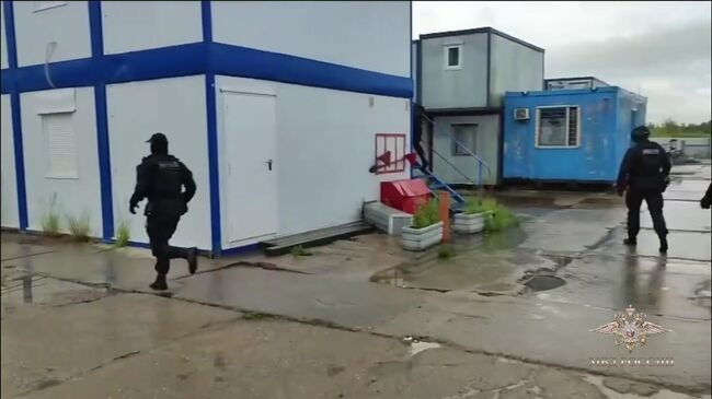 Задержание женщины, подозреваемой в незаконной легализации 62 мигрантов в Ленинградской области