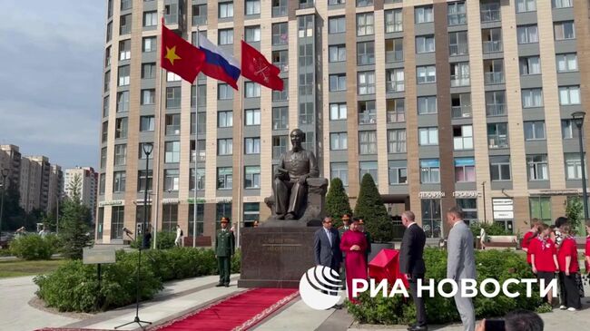 Церемония открытия площади Хошимина в Петербурге