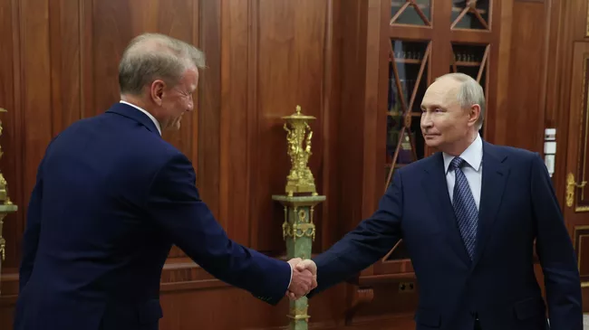 Президент РФ Владимир Путин и президент, председатель правления Сбербанка Герман Греф во время встречи
