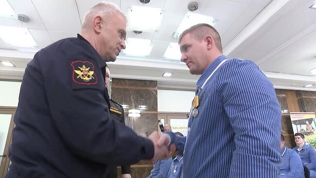 Начальник Управления военного образования МО РФ генерал-майор Игорь Муравлянников вручил дипломы о прохождении дополнительного профобразования, а также государственные и ведомственные награды участникам СВО. Кадр видео