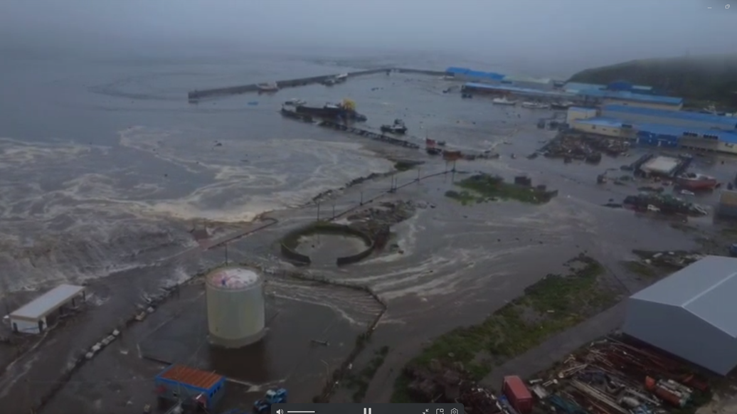 На прибрежную зону Северо-Курильска обрушилась первая волна цунами