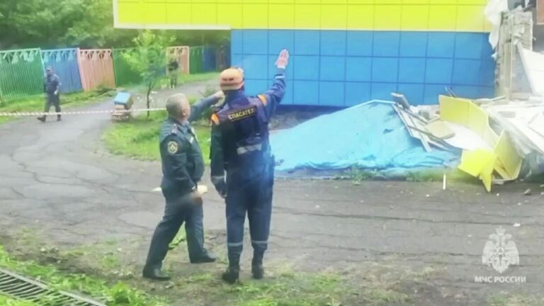 Детский сад в Петропавловске-Камчатском, стены которого обрушились после землетрясения Детский сад в Петропавловске-Камчатском, стены которого обрушились после землетрясения