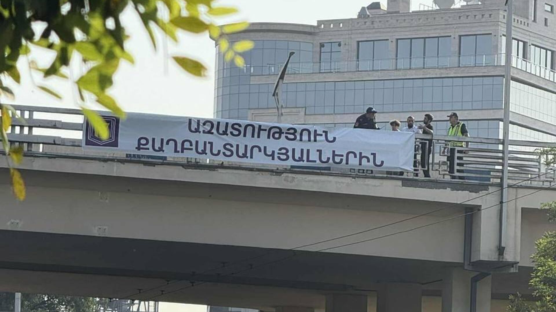 В Армении силовики задержали трех сторонников архиепископа Баграта