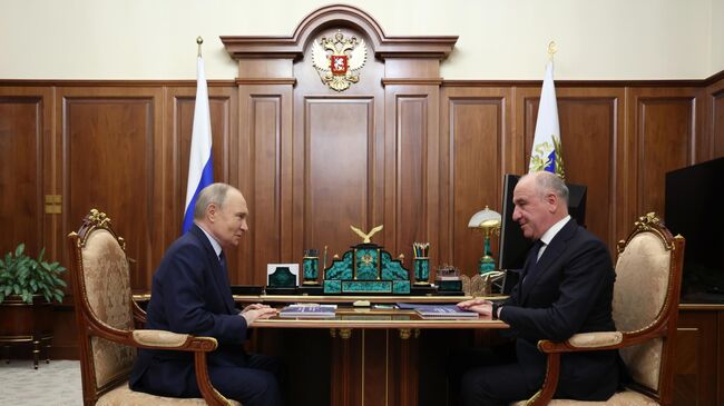 Владимир Путин и Рашид Темрезов во время встречи Владимир Путин и Рашид Темрезов во время встречи