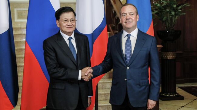 Дмитрий Медведев и Тхонглун Сисулит