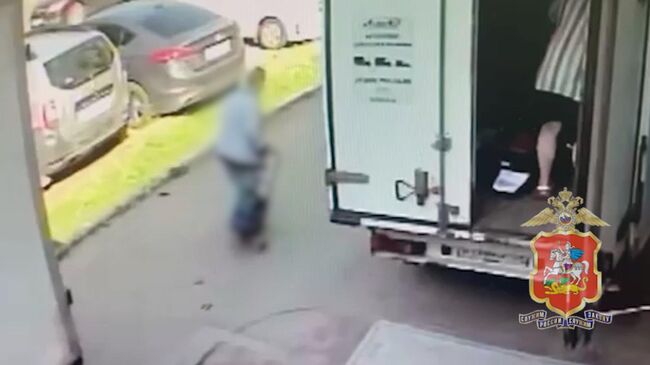 Момент смертельного наезда грузовика на пенсионерку