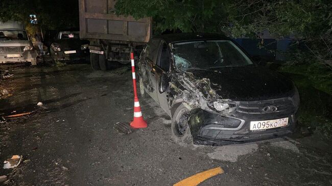 Место происшествия, где мужчина повредил девять автомобилей при угоне грузовика в Тюмени