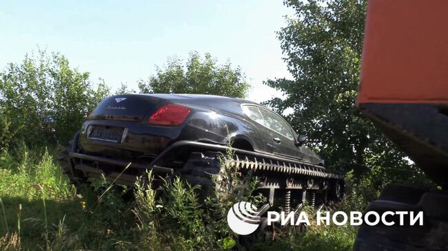 Автомобиль Bentley на гусеницах в гаражном кооперативе Петербурга 