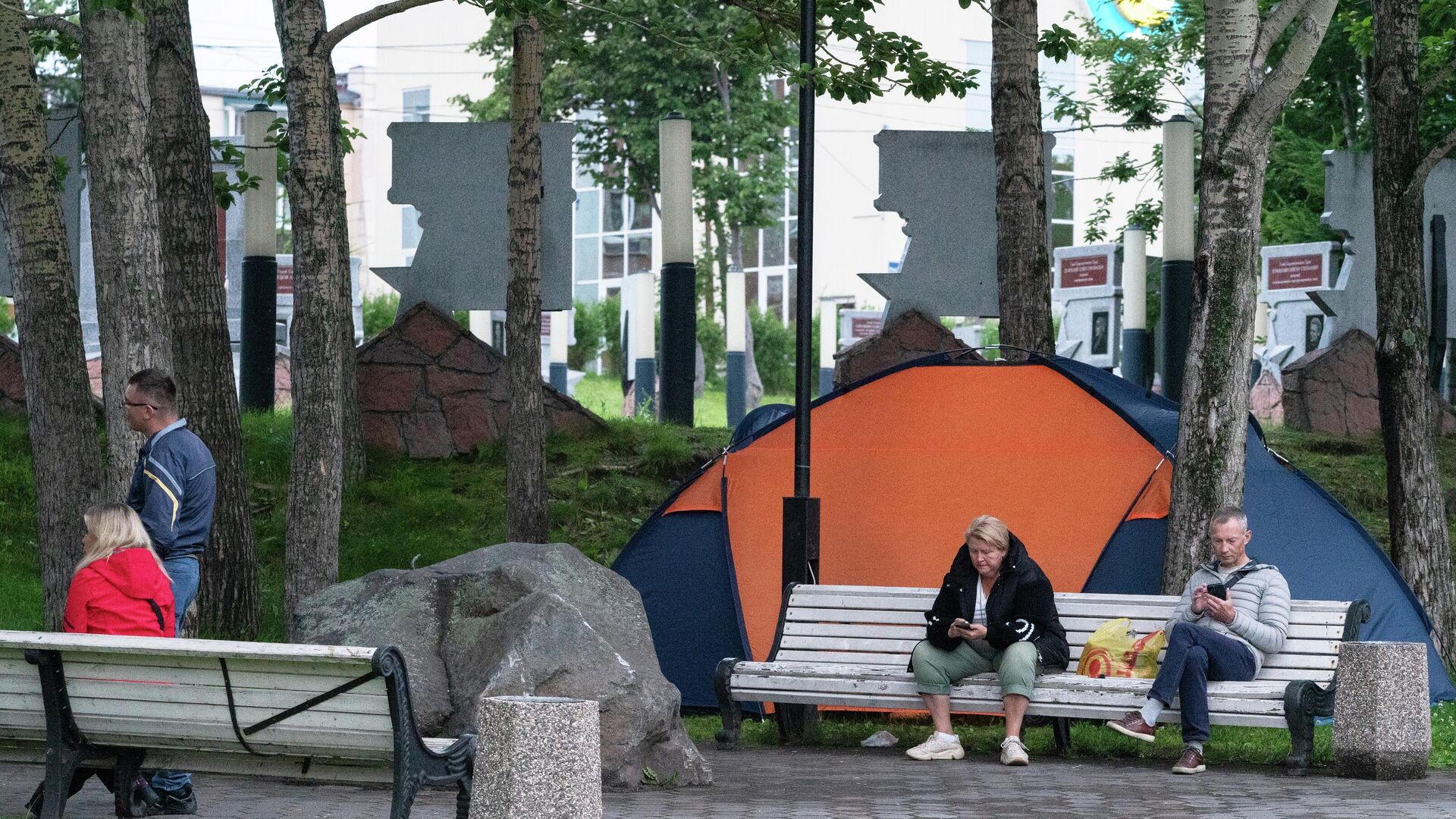Местные жители в парке Победы в Петропавловске-Камчатском после землетрясения Местные жители в парке Победы в Петропавловске-Камчатском после землетрясения - РИА Новости, 1920, 31.07.2025
