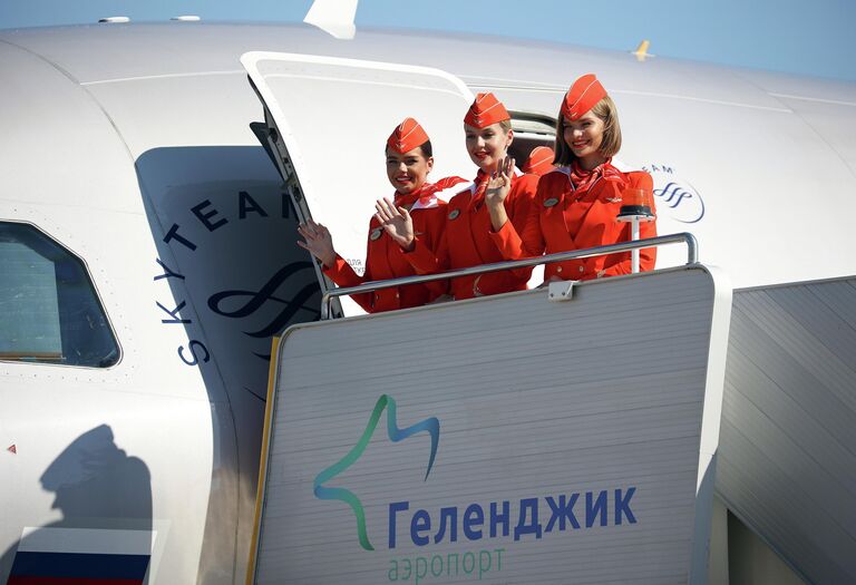 Бортпроводницы самолета авиакомпании Аэрофлот, совершившего рейс из Москвы, в аэропорту Геленджика Бортпроводницы самолета авиакомпании Аэрофлот, совершившего рейс из Москвы, в аэропорту Геленджика