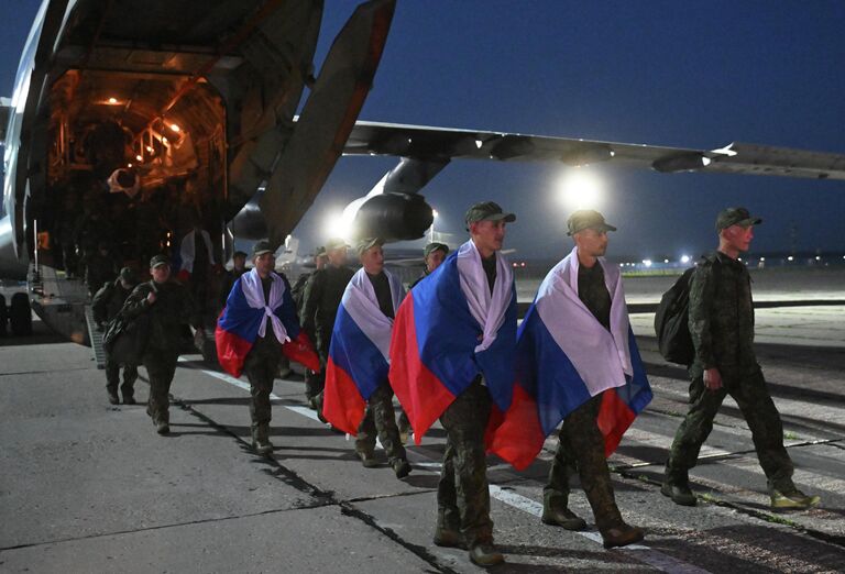 Российские военнослужащие, возвращенные из украинского плена, на одном из аэродромов в Подмосковье Российские военнослужащие, возвращенные из украинского плена, на одном из аэродромов в Подмосковье