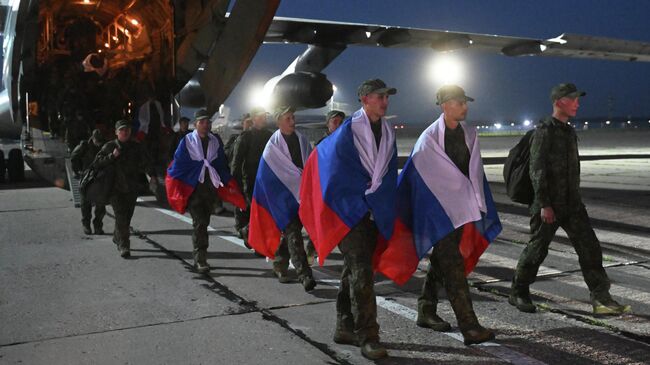 Российские военнослужащие, возвращенные из украинского плена, на одном из аэродромов в Подмосковье Российские военнослужащие, возвращенные из украинского плена, на одном из аэродромов в Подмосковье
