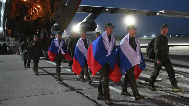 Российские военнослужащие, возвращенные из украинского плена, на одном из аэродромов в Подмосковье Российские военнослужащие, возвращенные из украинского плена, на одном из аэродромов в Подмосковье