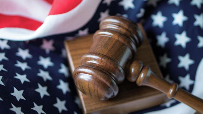 Судейский молоток и американский флаг