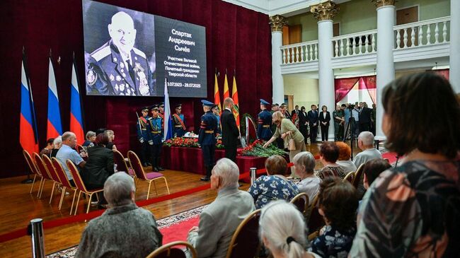 Прощание с ветераном войны Спартаком Сычёвым, расписавшемся на стене рейхстага