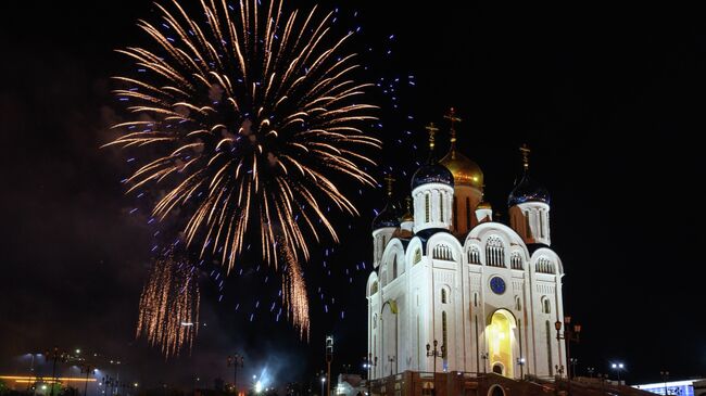 Праздничный салют в День Победы над милитаристской Японией и окончания Второй мировой войны в Южно-Сахалинске.