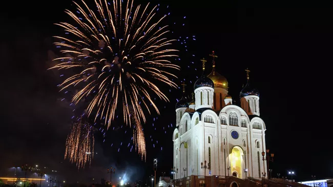 Праздничный салют в День Победы над милитаристской Японией и окончания Второй мировой войны в Южно-Сахалинске.