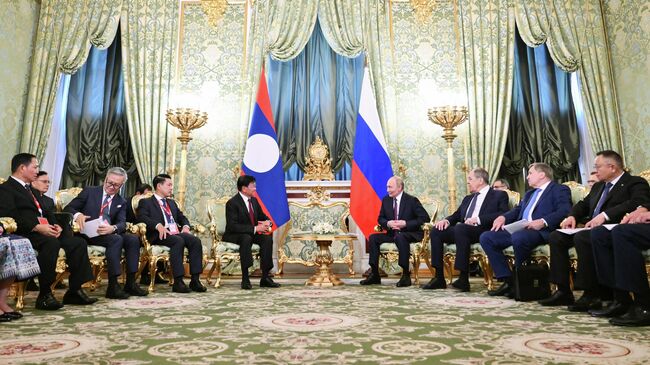 Президент РФ Владимир Путин и президент Лаоса Тхонглун Сисулит во время встречи в Москве