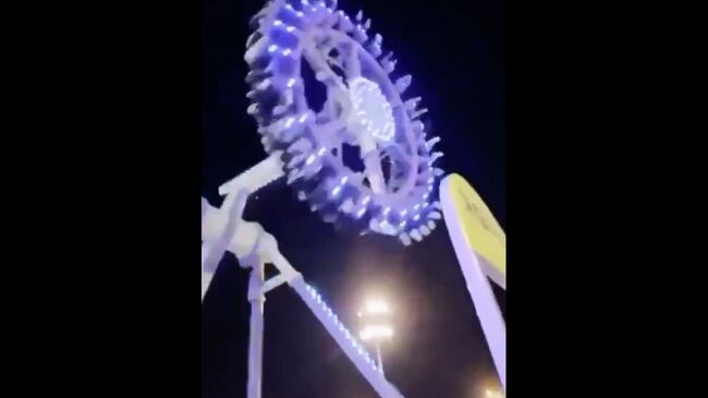  Момент обрушения аттракциона в Саудовской Аравии