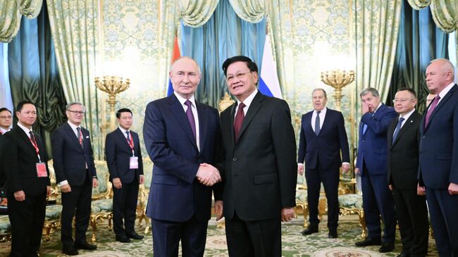 Владимир Путин и президент Лаоса Тхонглун Сисулит во время встречи в Москве Владимир Путин и президент Лаоса Тхонглун Сисулит во время встречи в Москве